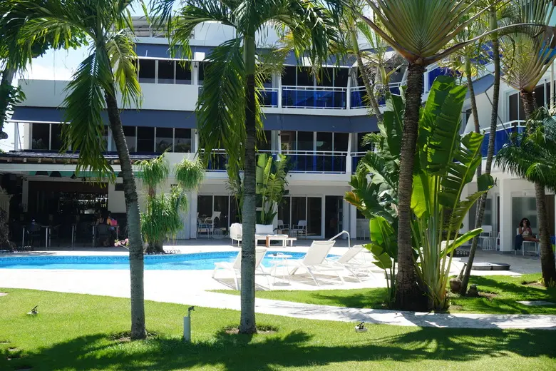 Piscina y jardines del Hotel New Garden